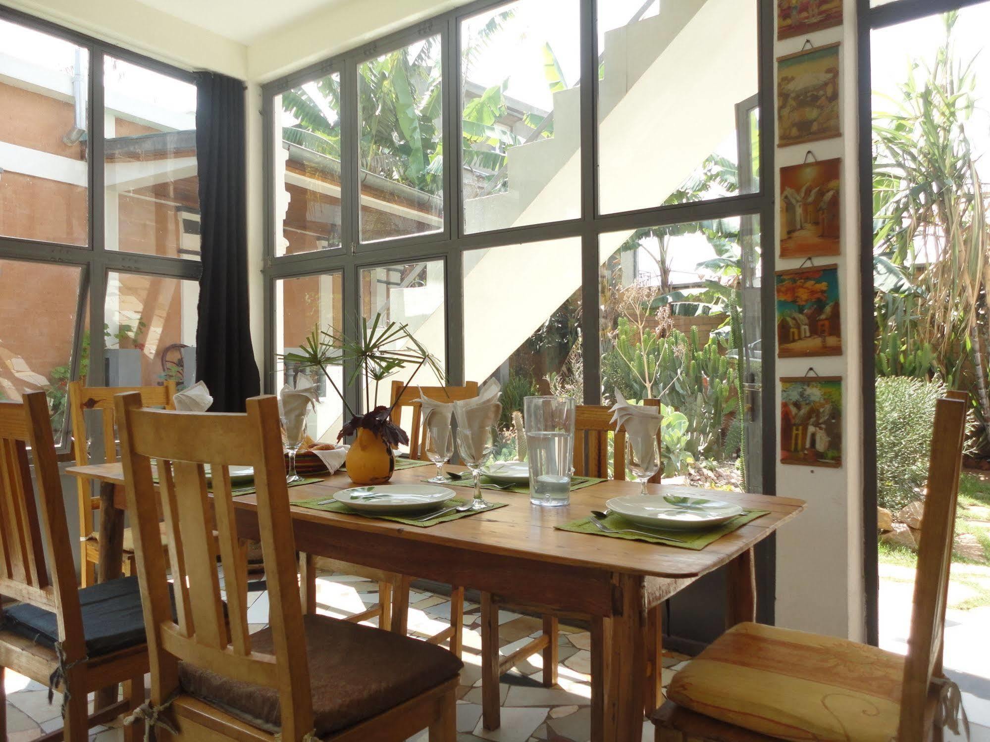 Meva Guesthouse أنتاناناريفو المظهر الخارجي الصورة